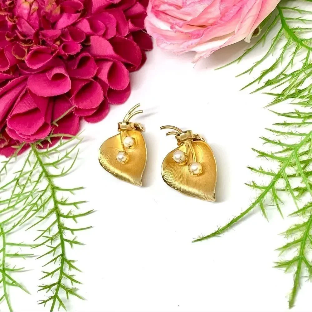 VINTAGE⚜️12K GOLD FILLED & Cultured Pearl Petal Clip Earrings